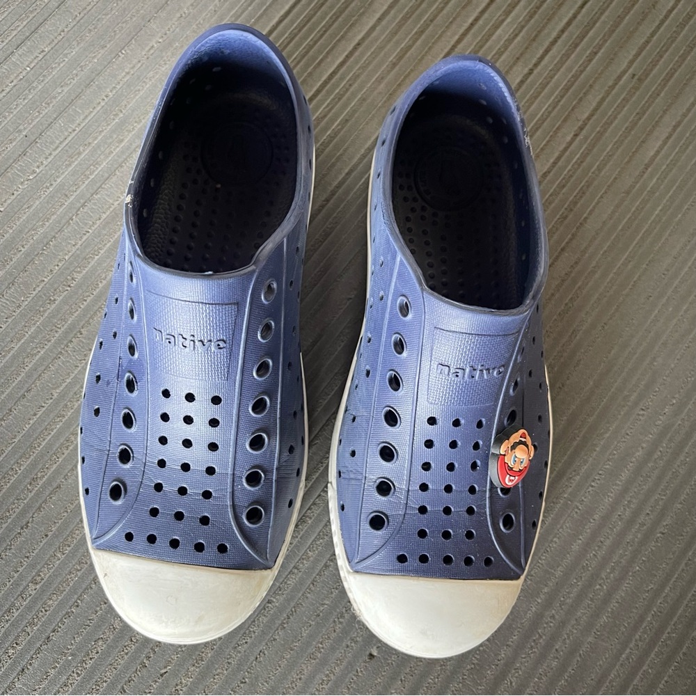 Native boy shoe size J1